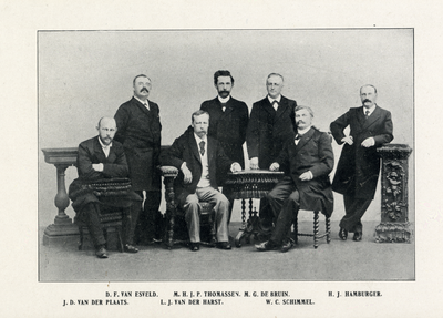 105949 Groepsportret van leraren van de Veeartsenijschool te Utrecht. Ten voeten uit van voren, zittend en staand. Van ...